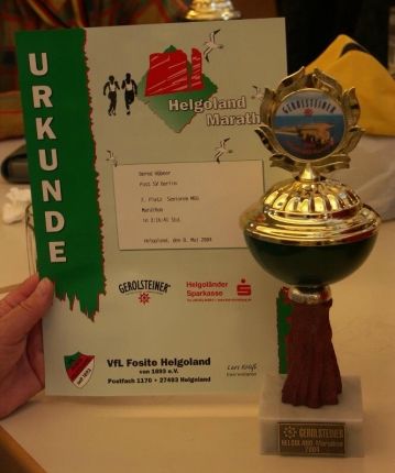 Urkunde und Pokal