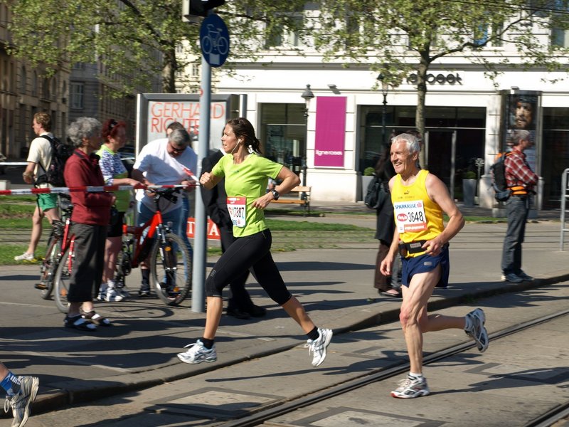 Am km 12 (die Ohrstöpsel-Staffelläuferin war bald platt)