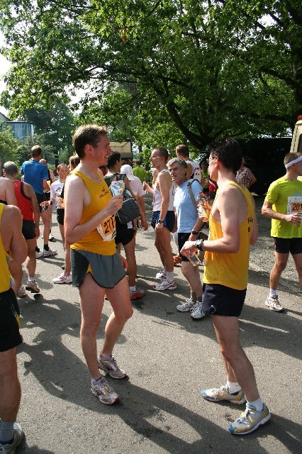 31. Berliner Straßenlauf - Carsten und Robert am Ziel
