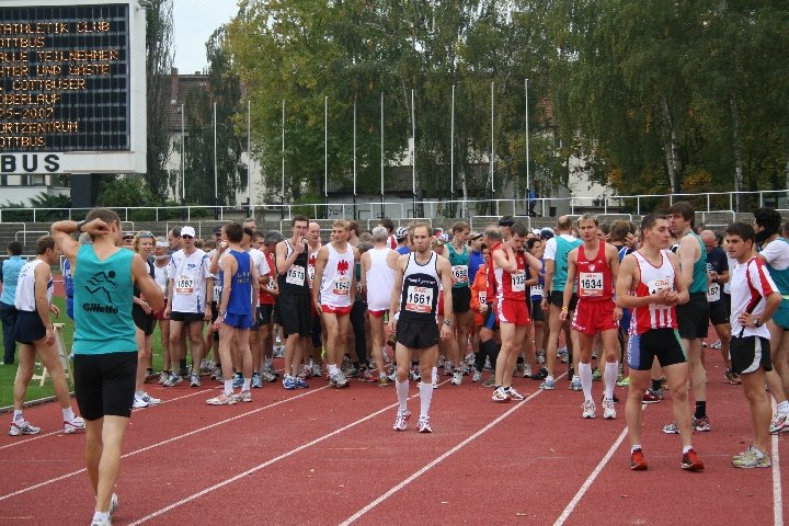 vor dem Halbmarathon-Start im Stadion Cottbus
