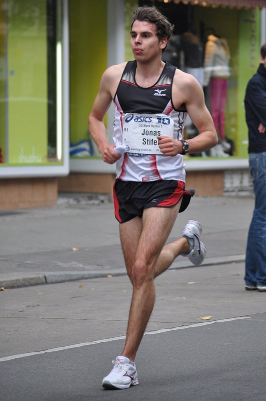 Erst hinterher habe ich verstanden, dass die Läufer mit einer Windel in der Hand an der 2x5km-Staffel teilgenommen haben.