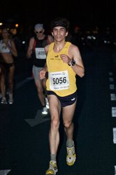 Patrik kommt wieder in Form und läuft 36:29.  Im Hintergrund Esther Schipper, vierte Frau.