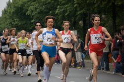 ...setzen sich die geladenen Läuferinnen, wie es sich gehört, an die Spitze des Feldes.  Von links:  Irina Mikitenko, Carmen Siewert, Melanie Kraus.
