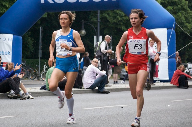 Gegen Ende der ersten Runde, irgendwo auf dem vierten Kilometer, sind Mikitenko und Kraus gemeinsam an der Spitze.