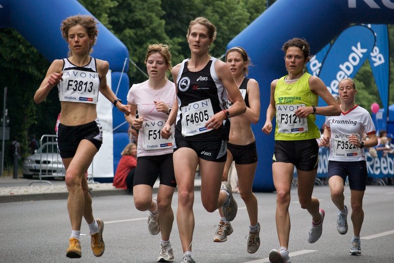 Sylvia Renz führt die erste Gruppe an.  Darin, von links:  Marilyn Haas, Claudia Tutsch, Victoria Brandt (BSC, 2. WJA), Claudia Löbel, Laura Opt-Eynde.